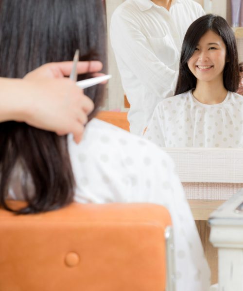 美容院で髪を切る女性、ヘアサロン、カット 美容院で髪を切る女性、ヘアサロン、カット
